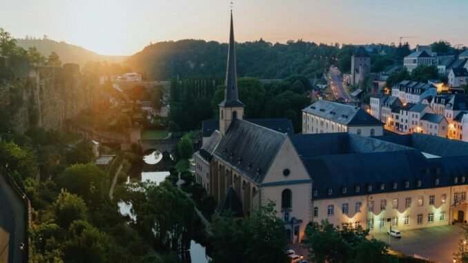 B2C2 Gains Luxembourg Virtual Asset License as EU's Crypto Rules Elvis impersonators (Perry Knotts/Getty Images)